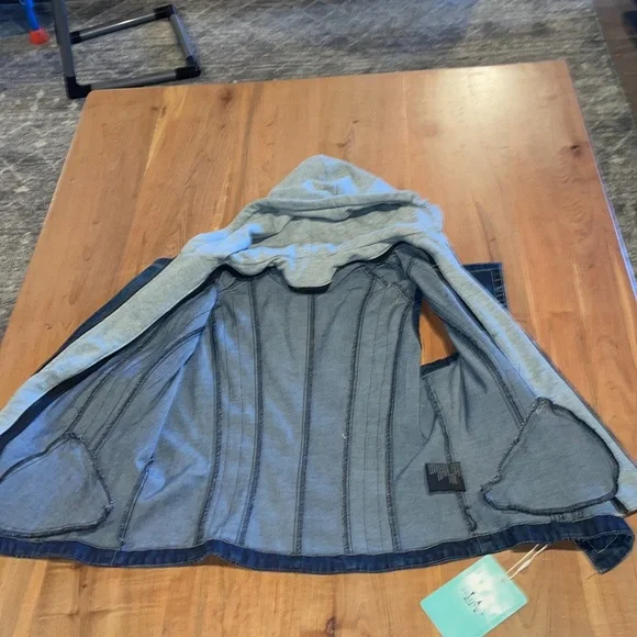 Nwt large Jean vest with sweatshirt material hood and center liner - Picture 5 of 7
